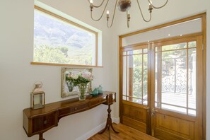 Interior entrance - Villa Camps Bay Views (Cape Town)