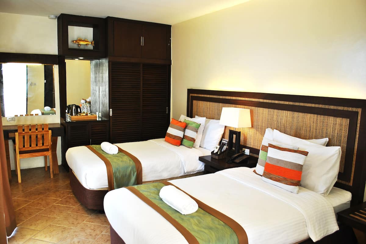 In-room safe, desk, bed sheets