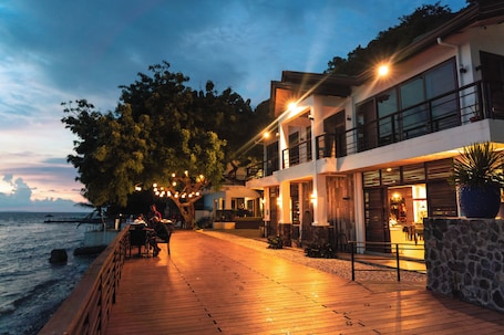 Se sirven desayunos, almuerzos y cenas; con vista a la playa