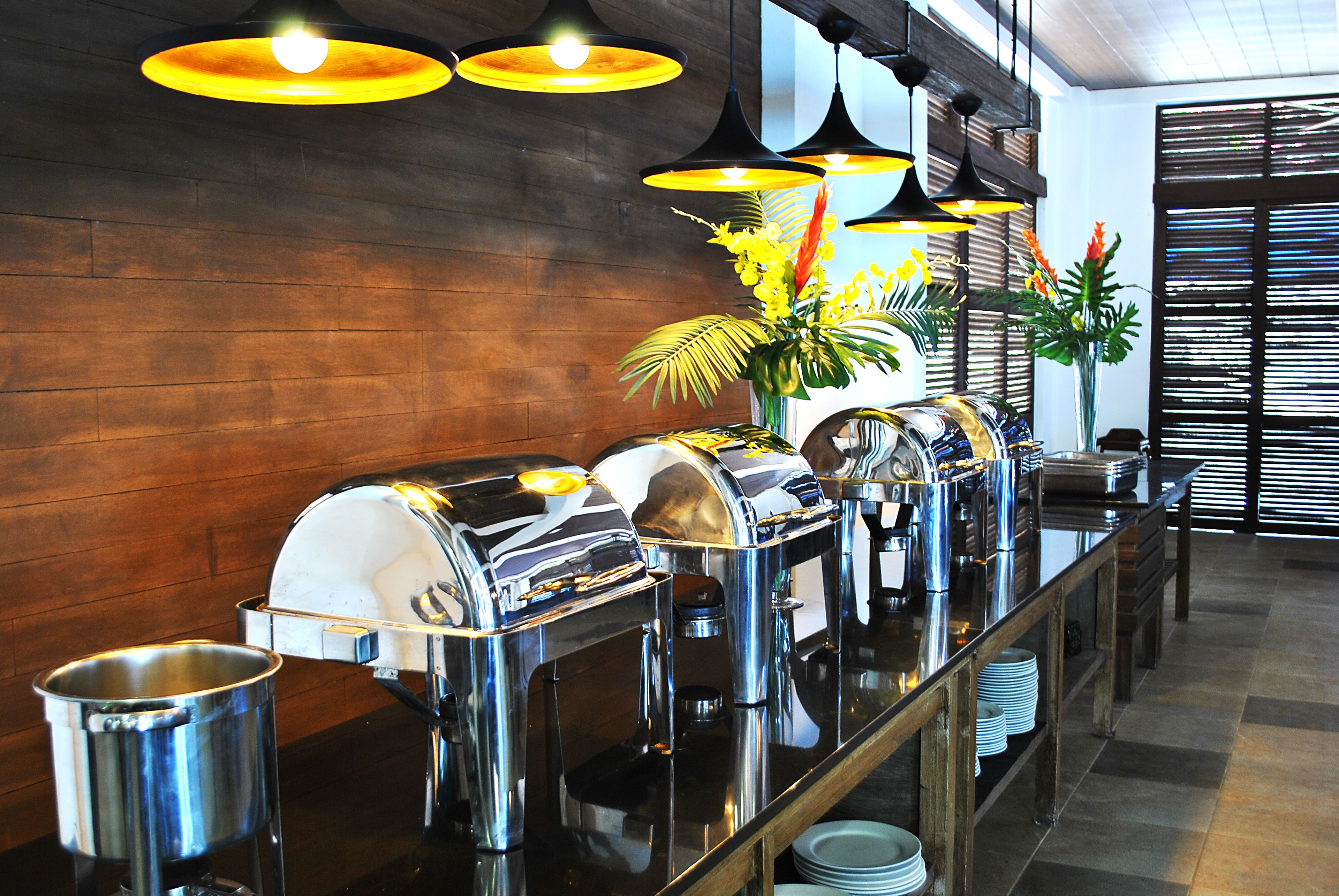 供應早餐、午餐和晚餐，當地和國際料理，海灘景觀