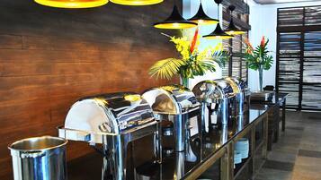 Se sirven desayunos, comidas y cenas con vista a la playa