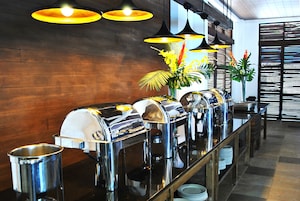 Se sirven desayunos, almuerzos y cenas; con vista a la playa