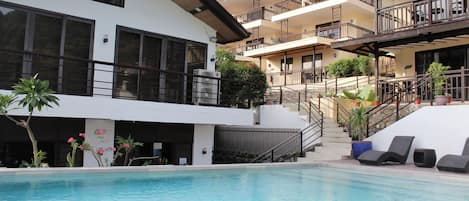 Utomhuspool och solstolar