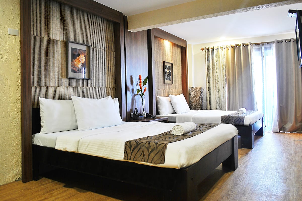 In-room safe, desk, bed sheets