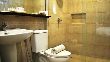 Ein Badezimmer mit Waschbecken, Toilette und Dusche.
