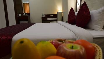 Executive Room, 1 King Bed | 1 bedroom, premium bedding, pillowtop beds, minibar