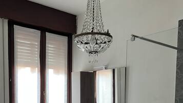 Camera doppia, bagno in camera,con il balcone | Badezimmer | Dusche, Haartrockner, Bidet, Handtücher
