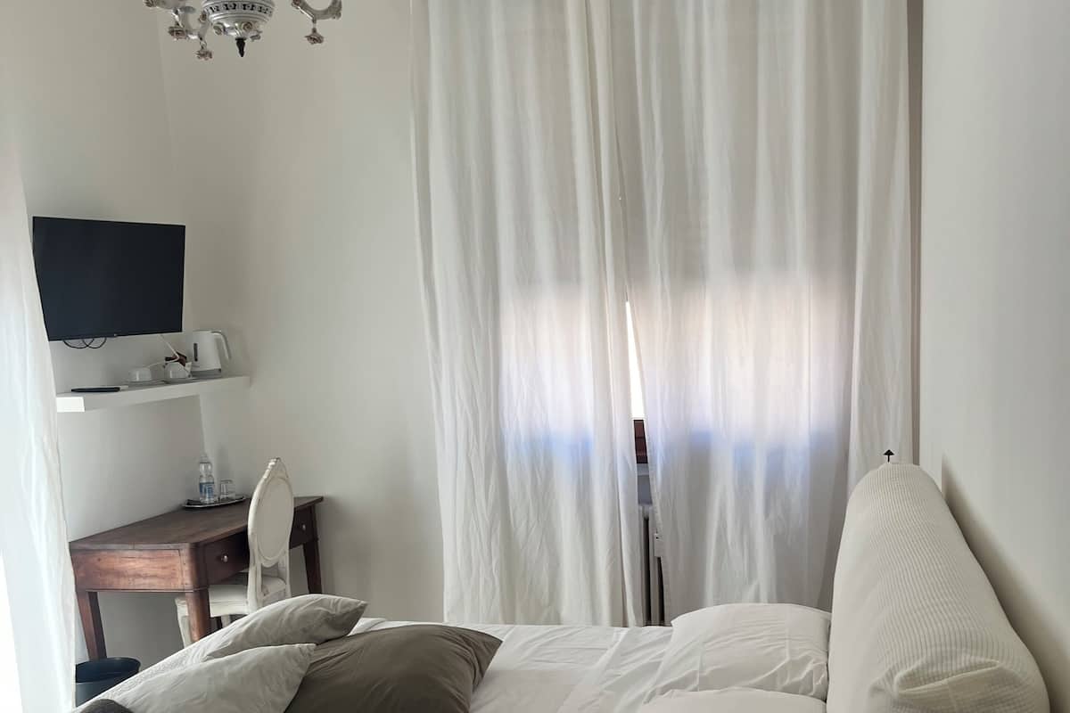 Escritorio, tabla de planchar con plancha, wifi gratis y ropa de cama