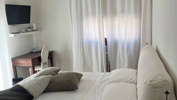 Bureau, fer et planche à repasser, Wi-Fi gratuit, draps fournis