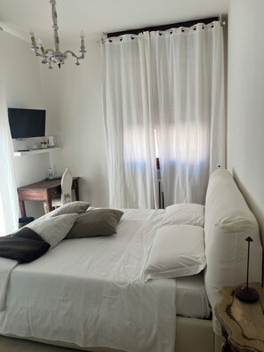 Camera doppia, bagno in camera,con il balcone | 書桌、熨斗/熨衣板、免費無線上網、床單