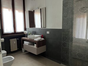Camera doppia, bagno in camera,con il balcone | Escritorio, tabla de planchar con plancha, wifi gratis y ropa de cama 