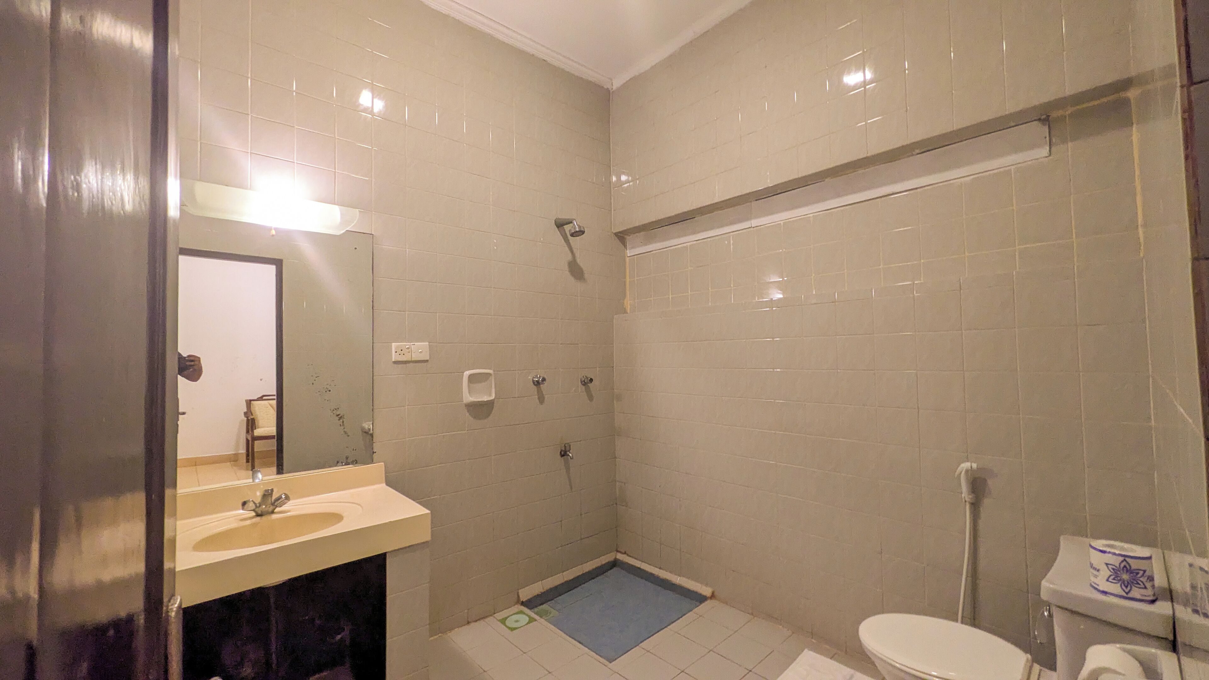 Un bagno piccolo con lavandino, specchio, doccia e WC.