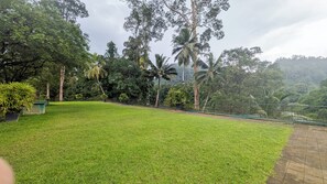 Garden view - Kitulgala Heritage Rest House (Kithulgala)