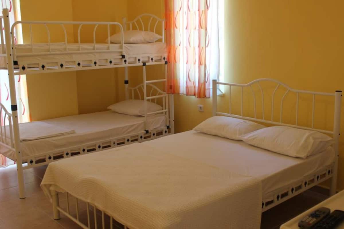 Quadruple Room | Desk, free WiFi