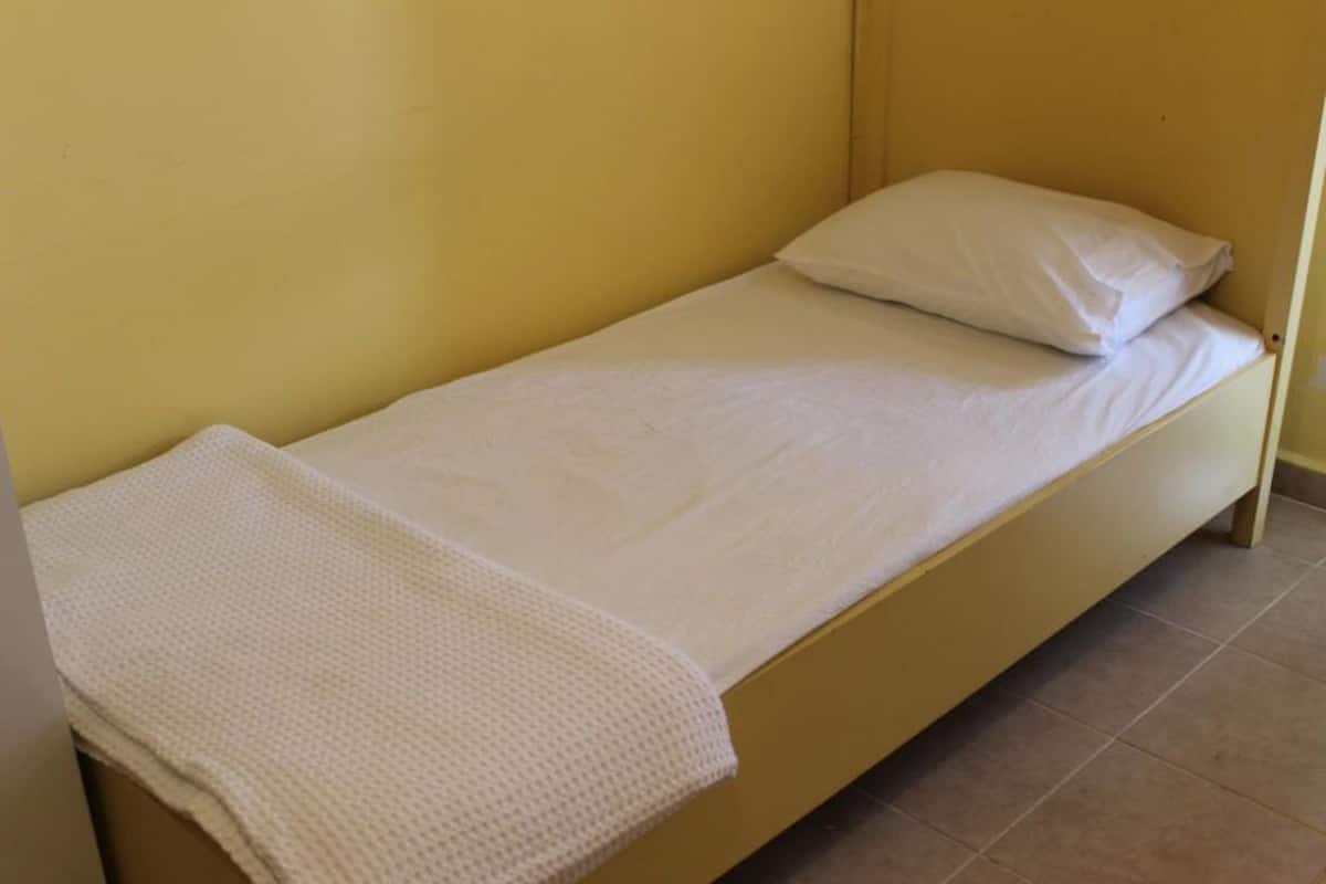 Triple Room | Desk, free WiFi