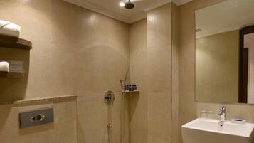Une salle de bain moderne équipée de toilettes, d’une douche et d’un lavabo.