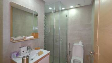 Basic Room, 1 Bedroom | Bathroom | Shower, jetted bath, free toiletries, towels