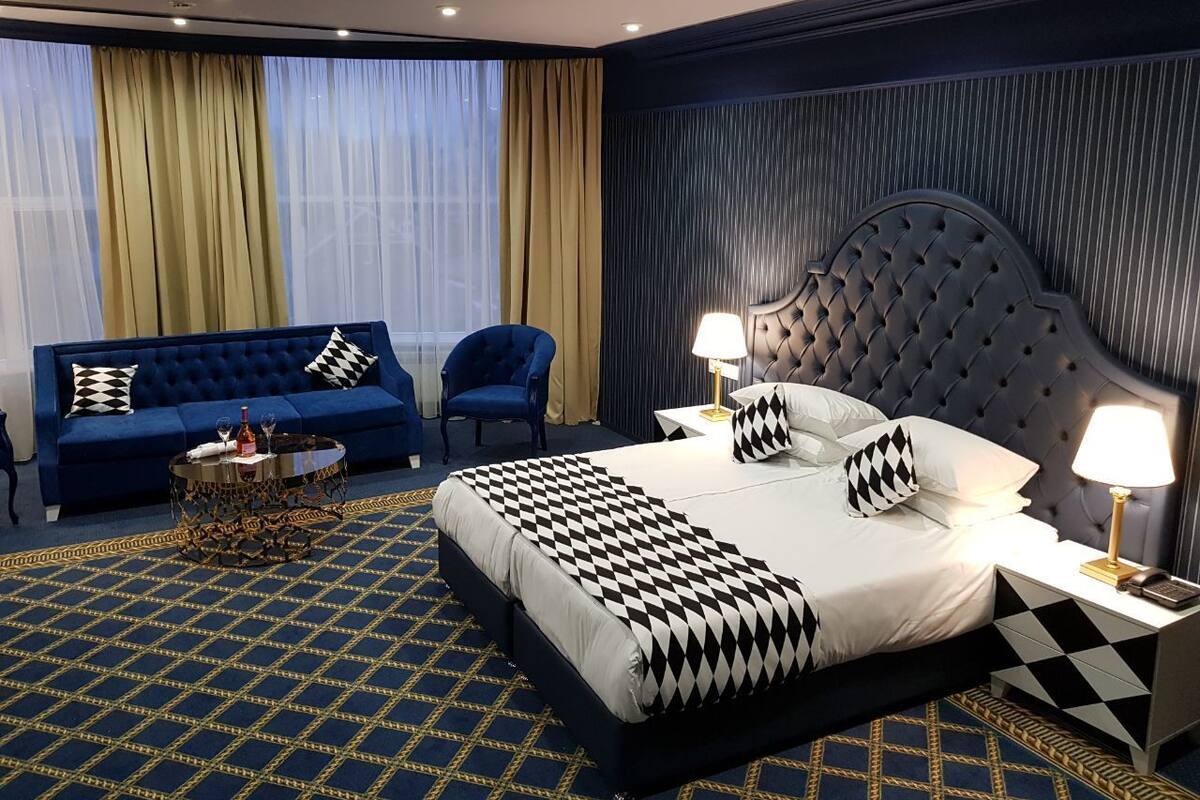 Business Double or Twin Room | Minibar, in-room safe, desk, blackout drapes