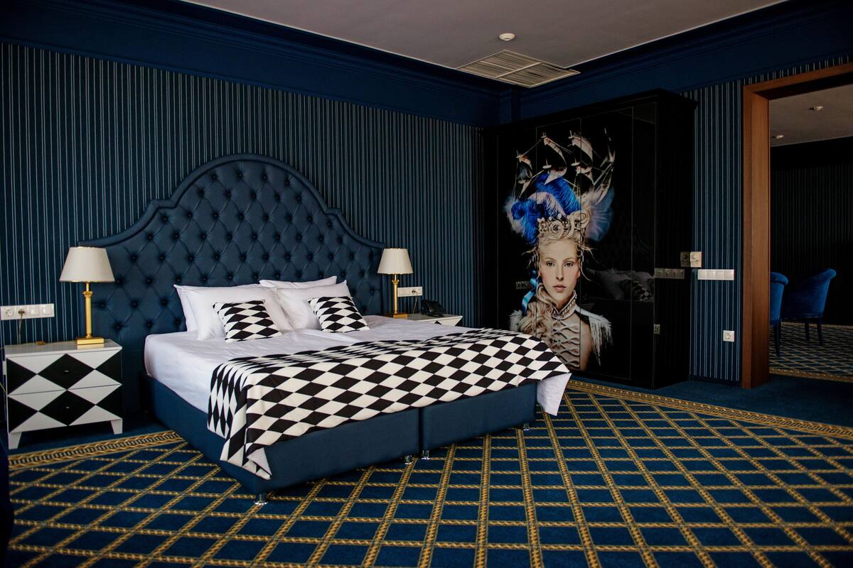 Double or Twin Room | Minibar, in-room safe, desk, blackout drapes