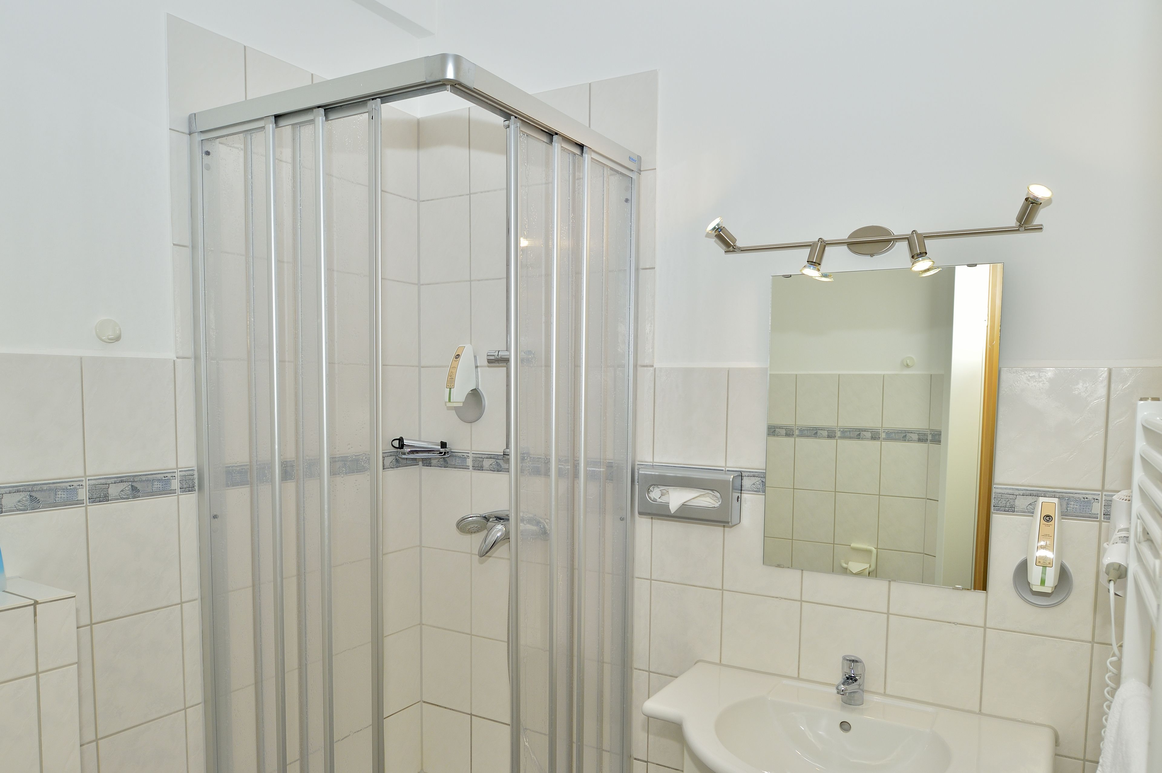 single room | bathroom | shower, free toiletries, towels