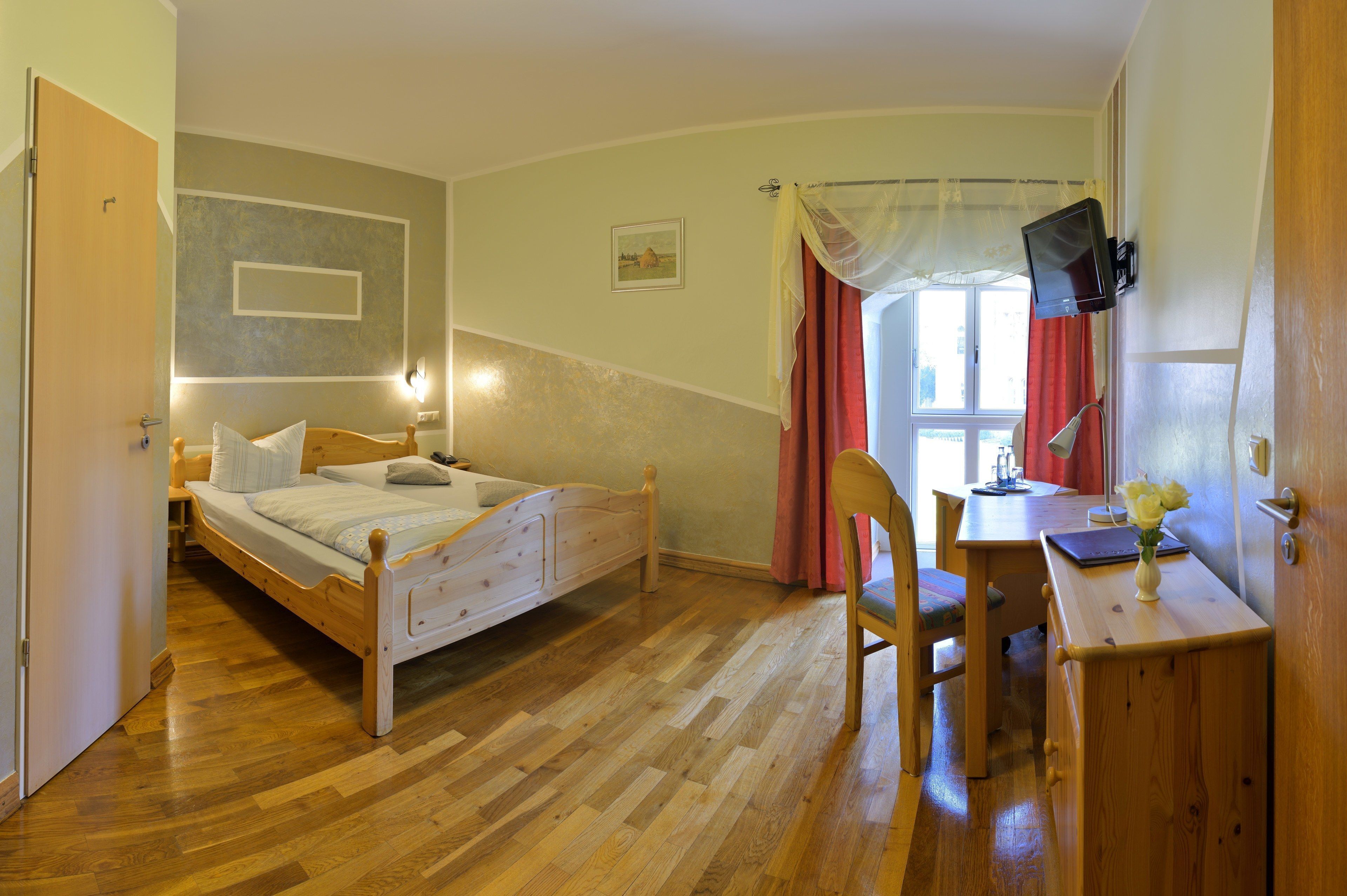 Een kluis op de kamer, een bureau, gratis wifi, beddengoed