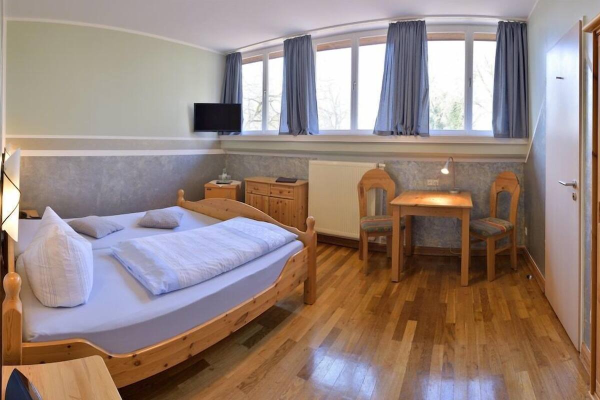 Een kluis op de kamer, een bureau, gratis wifi, beddengoed