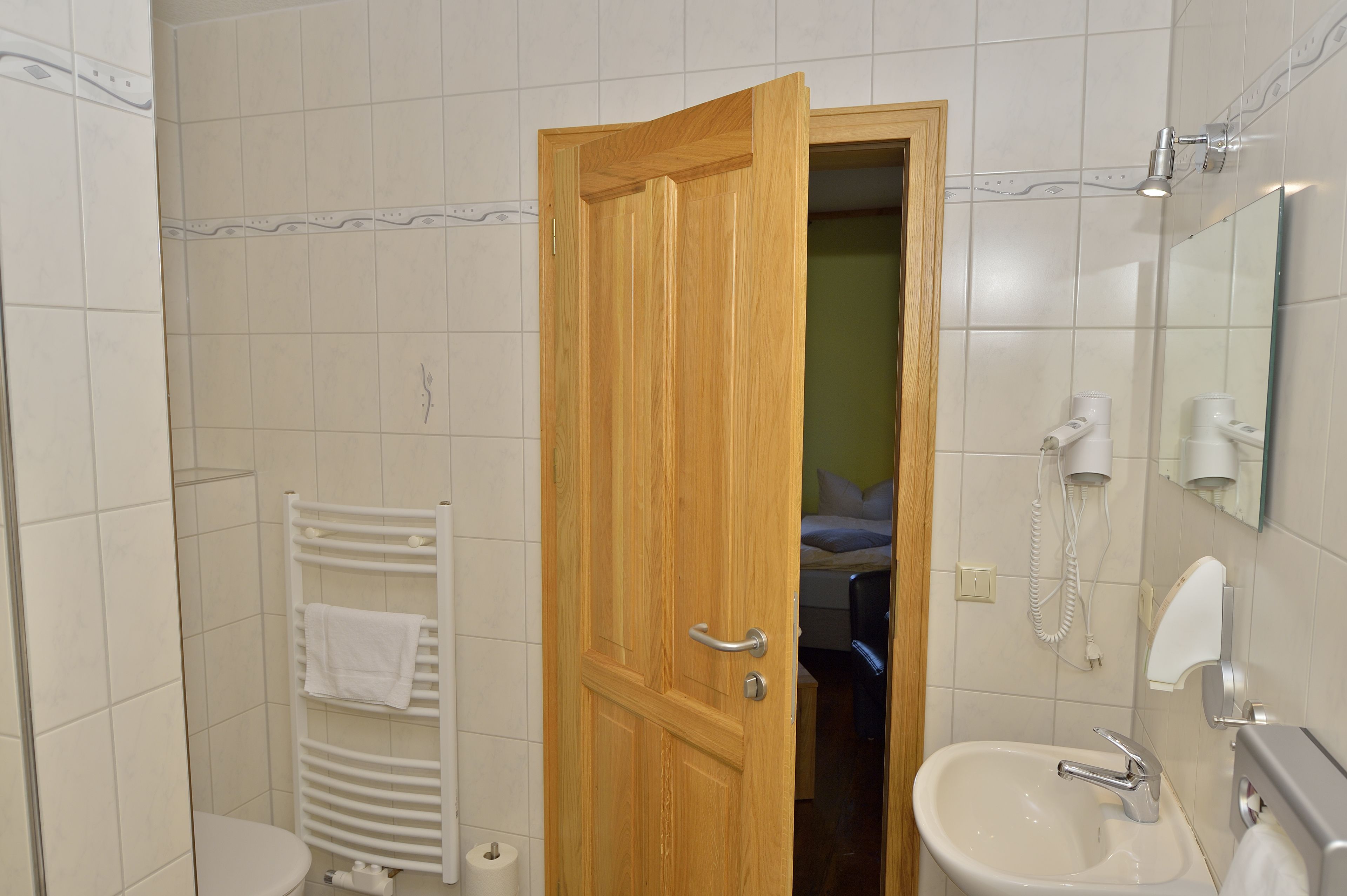twin room | bathroom | shower, free toiletries, towels