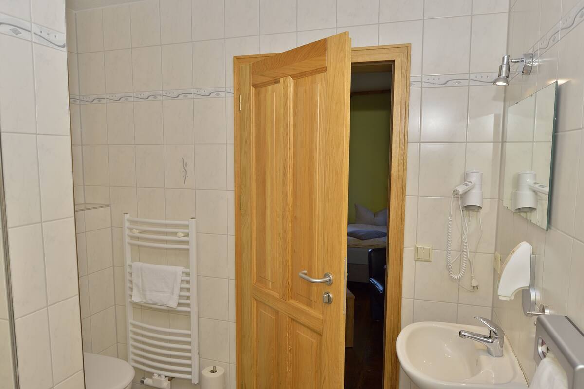 twin room | bathroom | shower, free toiletries, towels