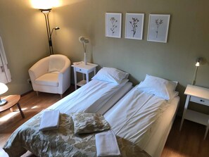 Habitació amb dos llits individuals econòmica | Escriptori, planxa i posts de planxar, wifi gratuïta i roba de llit