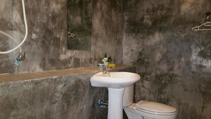 Standard Double Room | Bathroom | Shower, towels - Bansarapoj Resort (Nakhon Nayok)