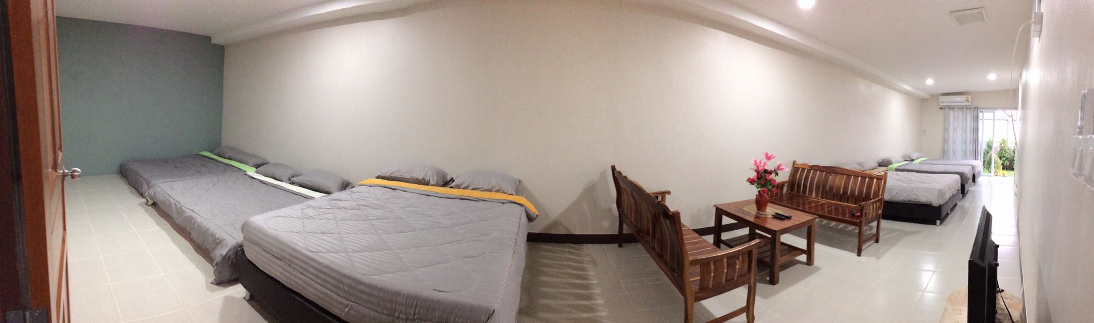 Room for 10 People with Two Bathrooms | Free WiFi