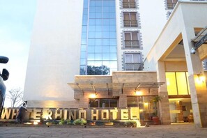 Front of property - The White Rhino Hotel (Nyeri)