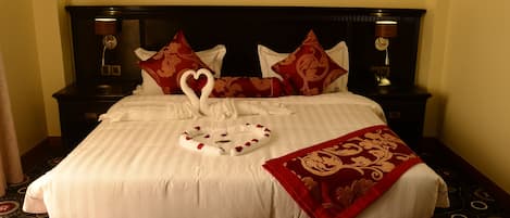 Een kluis op de kamer, een bureau, verduisterende gordijnen, gratis wifi