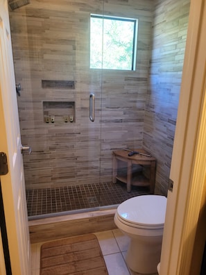 Combined shower/tub, hair dryer, towels