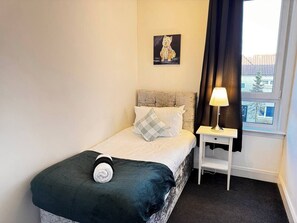 Desk, iron/ironing board, WiFi, bed sheets