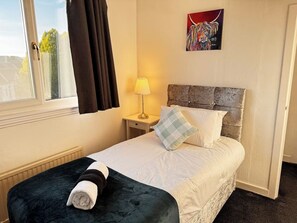 Desk, iron/ironing board, WiFi, bed sheets