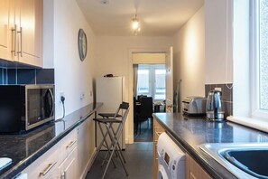 Réfrigérateur, four à micro-ondes, un four, surface de cuisson