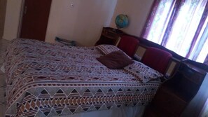 Escritorio, wifi gratis y ropa de cama 