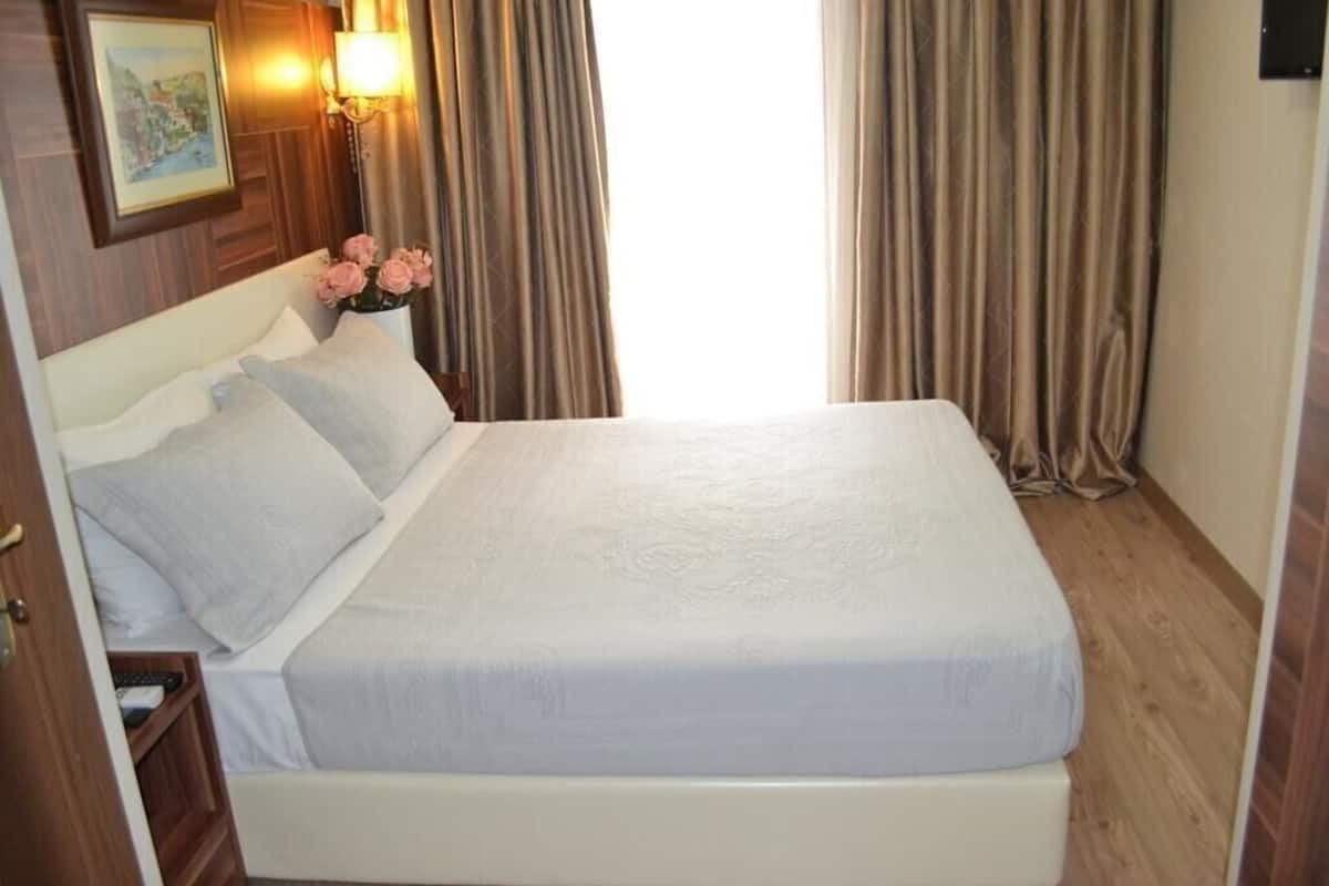 In-room safe, free WiFi, bed sheets