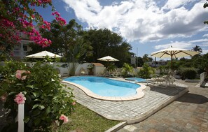 Una piscina al aire libre
