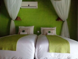 Habitación básica con 2 camas individuales | Ropa de cama de alta calidad, escritorio, insonorización y camas extra 