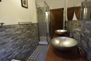 Een douche, een haardroger, een bidet, handdoeken
