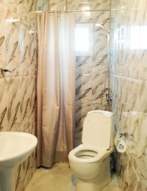 Dusche, kostenlose Toilettenartikel, Haartrockner, Hausschuhe