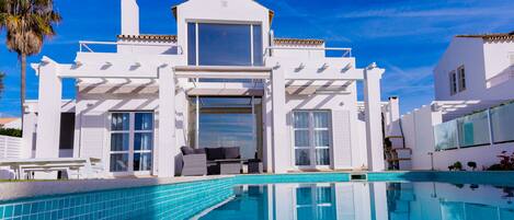 Piscina a l'aire lliure i piscina climatitzada