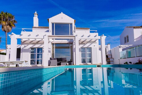 Villa w/private pool in peaceful holiday complex