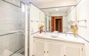 Bathtub - Pet friendly home in Tomares (Tomares)