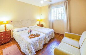 7 bedrooms, free WiFi - Lovely home in Tomares with kitchen (Tomares)