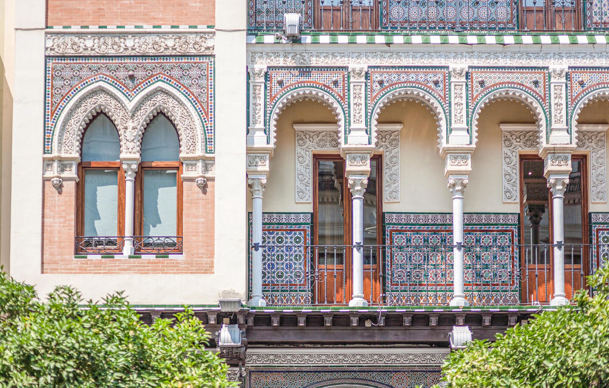 Un edificio con arcos decorados y detalles en azulejos.
