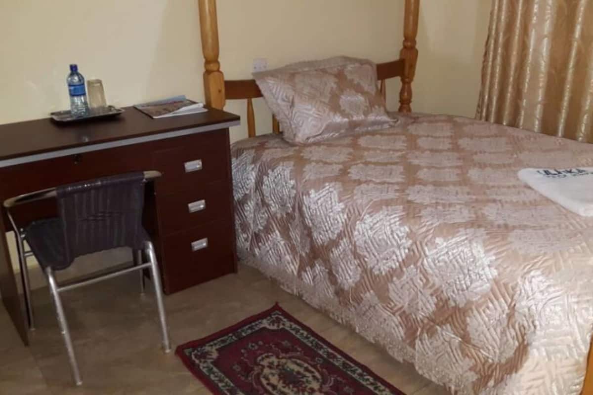 Habitación individual básica, para no fumadores (Shared bathroom) | Escritorio, insonorización, tabla de planchar con plancha y wifi gratis