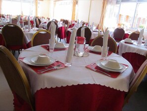 Petit déjeuner, déjeuner et dîner servis sur place